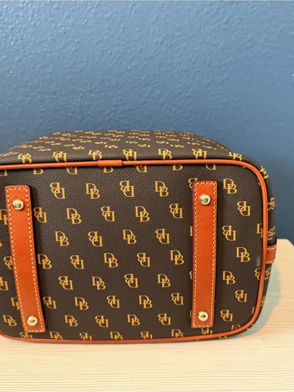 Dooney & Bourke classic dooney